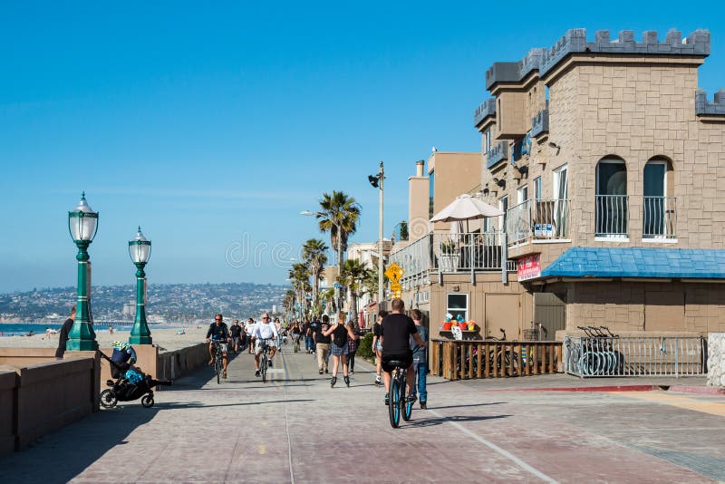 Vélos de tour de personnes sur la promenade de plage de mission à San Diego photographie stock libre de droits Vélos de tour de personnes sur la promenade de plage de mission à San Diego photographie stock libre de droits