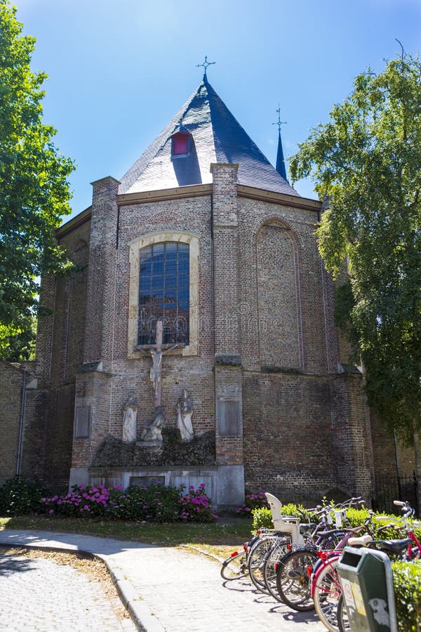Vélos et ligne de stationnement de vélo devant l'église de Sint Annakerk photographie stock libre de droits Vélos et ligne de stationnement de vélo devant l'église de Sint Annakerk photographie stock libre de droits