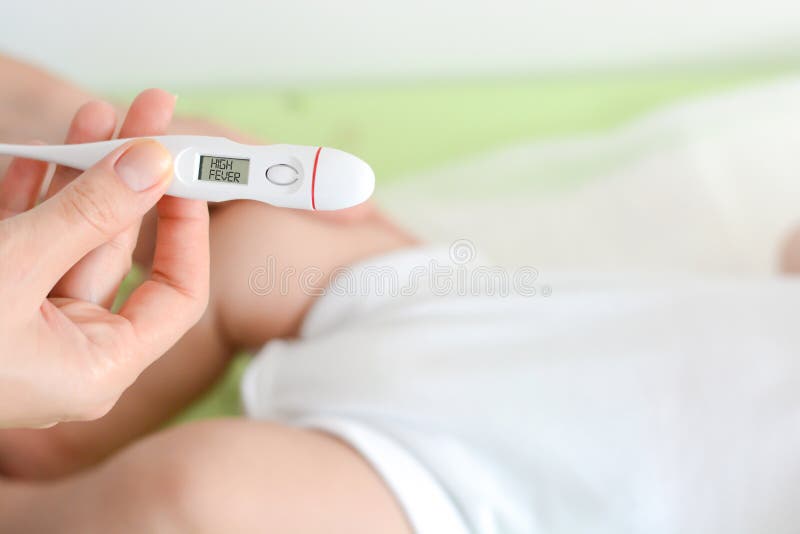 Vérification de la température de bébé images stock Vérification de la température de bébé images stock