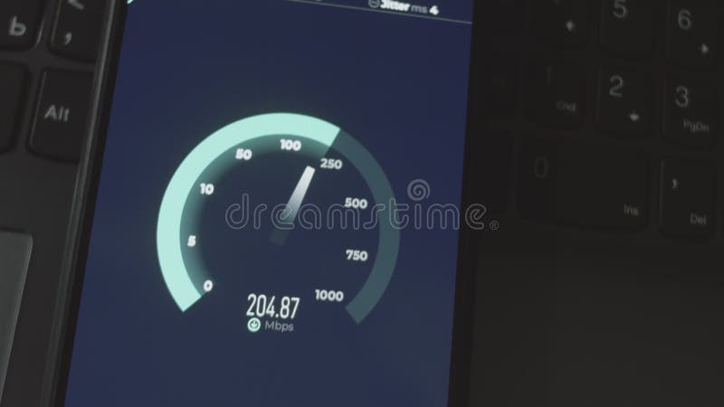 Vérification de la vitesse internet sur téléphone mobile à l'aide de l'appli de vitesse. macro vue, effet dynamique banque de vidéos