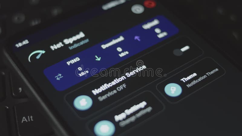 Vérification de la vitesse internet sur téléphone mobile à l'aide de l'appli de vitesse. vérification de la vitesse de téléchargem banque de vidéos