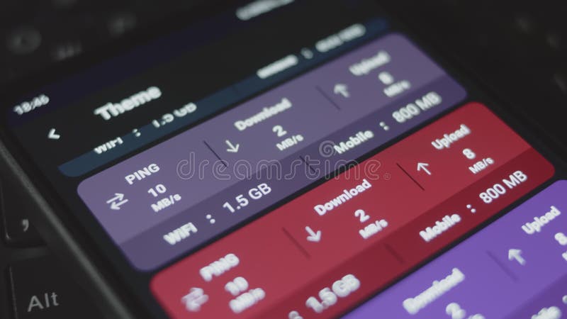 Vérification de la vitesse internet sur téléphone mobile à l'aide de l'appli de vitesse. vérification de la vitesse de téléchargem banque de vidéos