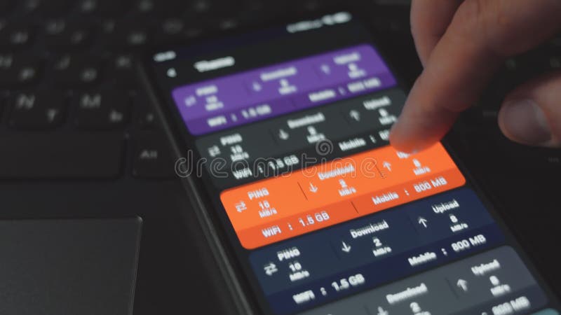 Vérification de la vitesse internet sur téléphone mobile à l'aide de l'appli de vitesse. vérification de la vitesse de téléchargem banque de vidéos