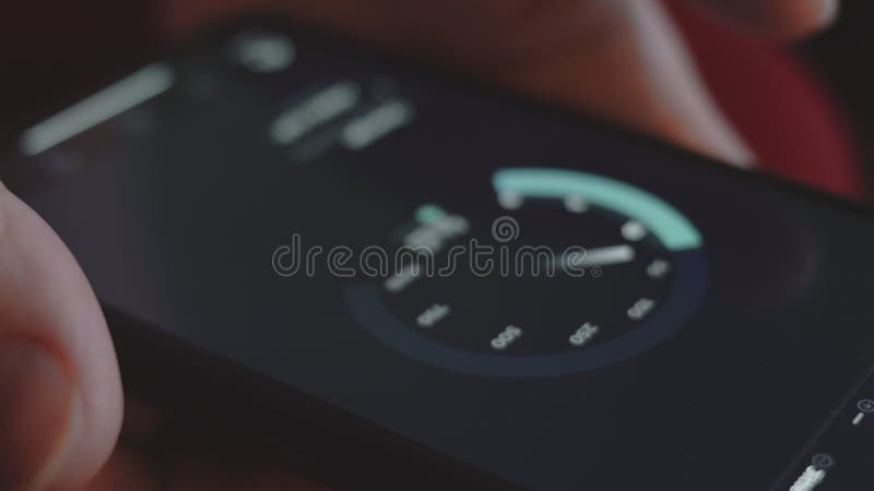 Vérification de la vitesse internet sur téléphone mobile à l'aide de l'appli de vitesse. vue macro clips vidéos