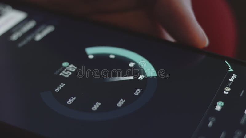 Vérification de la vitesse internet sur téléphone mobile à l'aide de l'appli de vitesse. vue macro clips vidéos