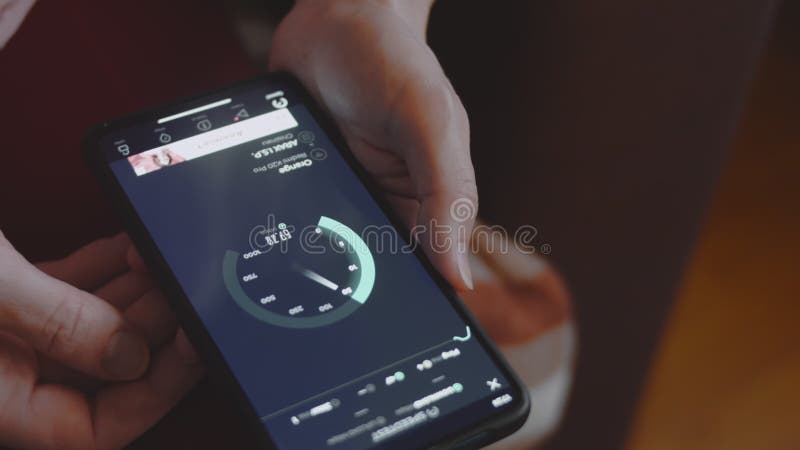 Vérification de la vitesse internet sur téléphone mobile à l'aide de l'appli de vitesse. vue macro clips vidéos