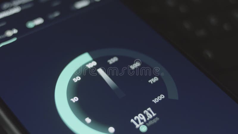 Vérification de la vitesse internet sur téléphone mobile à l'aide de l'appli de vitesse. vue macro banque de vidéos