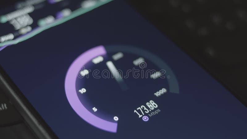 Vérification de la vitesse internet sur téléphone mobile à l'aide de l'appli de vitesse. vue macro banque de vidéos