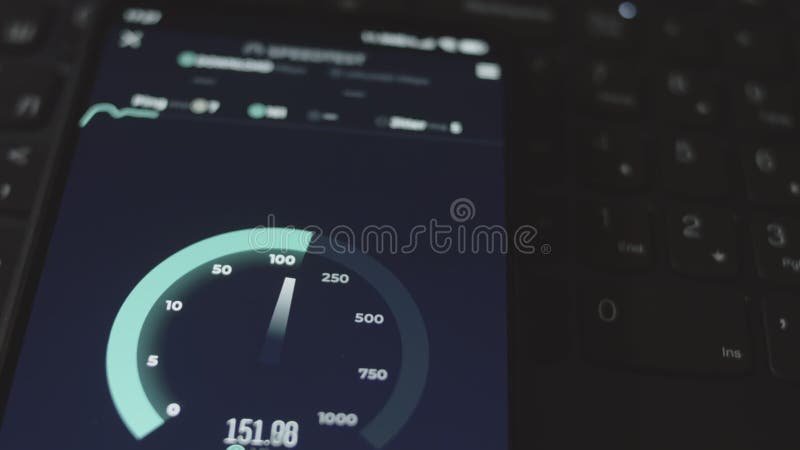Vérification de la vitesse internet sur téléphone mobile à l'aide de l'appli de vitesse. vue macro banque de vidéos