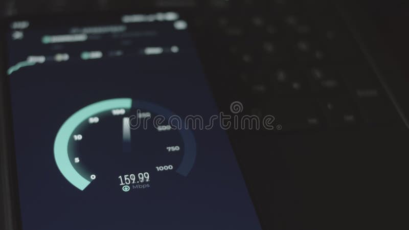 Vérification de la vitesse internet sur téléphone mobile à l'aide de l'appli de vitesse. vue macro clips vidéos