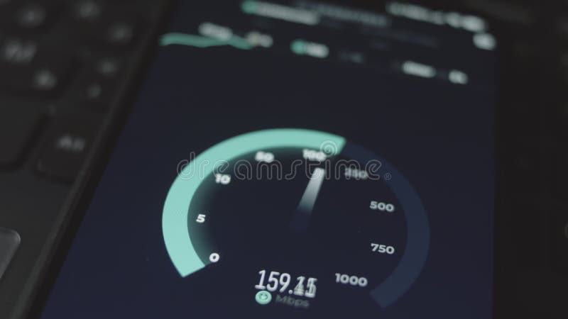 Vérification de la vitesse internet sur téléphone mobile à l'aide de l'appli de vitesse. vue macro banque de vidéos