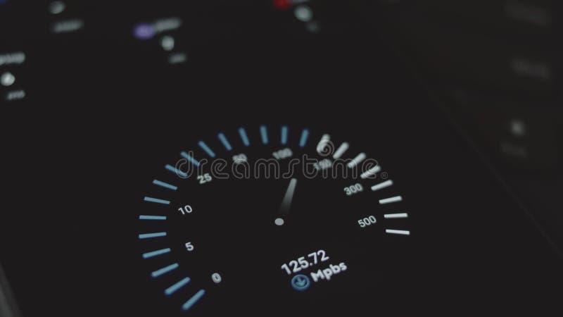 Vérification de la vitesse internet sur téléphone mobile à l'aide de l'appli de vitesse. vue macro banque de vidéos