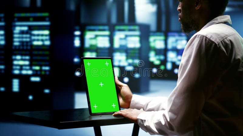 Vérification des plates-formes de serveur de tablettes à écran vert banque de vidéos