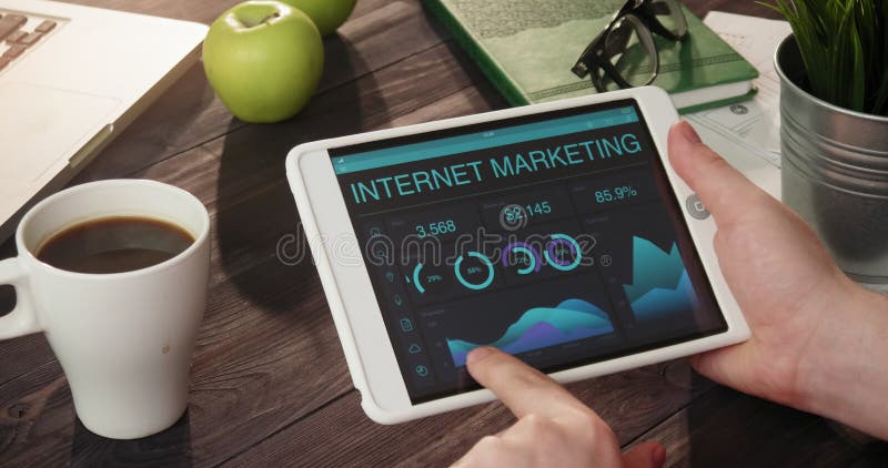 Vérification des renseignements à caractère commercial d'Internet utilisant le comprimé numérique banque de vidéos