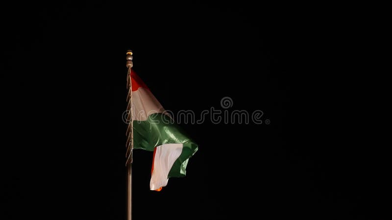 Véritable drapeau indien agitant magnifiquement dans le vent la nuit. fête de l'Indépendance. National banque de vidéos