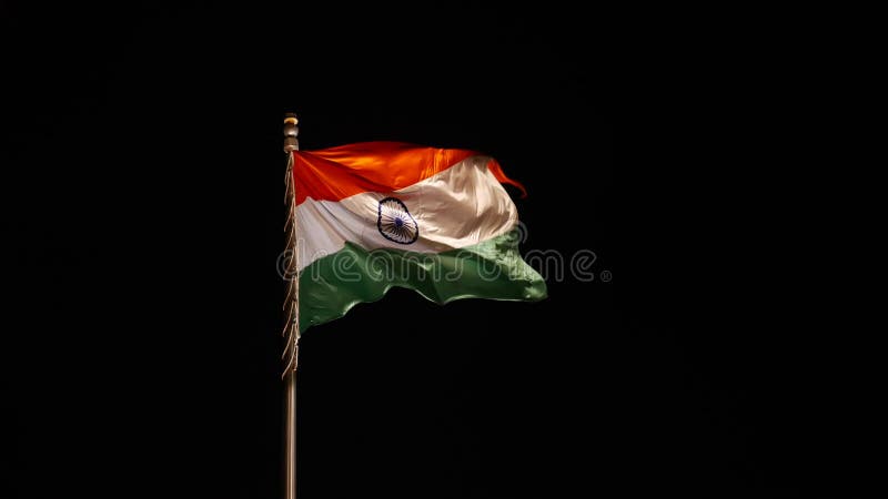 Véritable drapeau indien agitant magnifiquement dans le vent la nuit. fête de l'Indépendance. National banque de vidéos