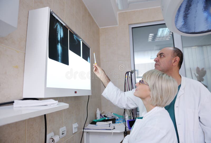 Vétérinaire et aide chez la clinique animale photographie stock libre de droits Vétérinaire et aide chez la clinique animale photographie stock libre de droits