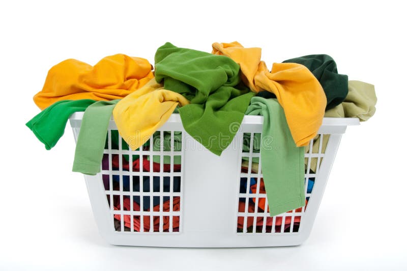 Vêtements colorés dans le panier de blanchisserie. Vert, jaune. images stock Vêtements colorés dans le panier de blanchisserie. Vert, jaune. images stock