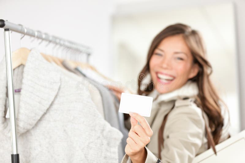 Vêtements d'achats de femme de chèque-cadeau photos libres de droits Vêtements d'achats de femme de chèque-cadeau photos libres de droits