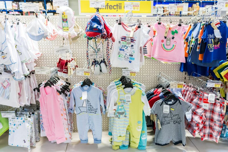 Vêtements d'enfants de bébé photo libre de droits Vêtements d'enfants de bébé photo libre de droits