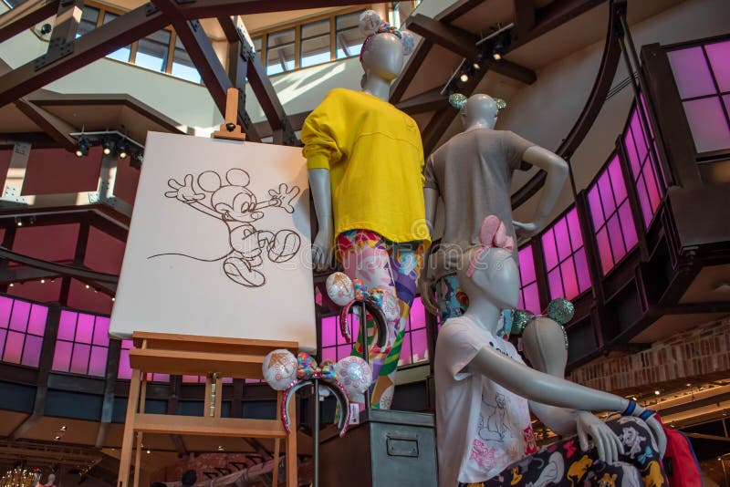 Vêtements de Disney et dessin colorés de main de Mickey en ressorts de Disney au lac Buena Vista 2 photographie stock libre de droits Vêtements de Disney et dessin colorés de main de Mickey en ressorts de Disney au lac Buena Vista 2 photographie stock libre de droits