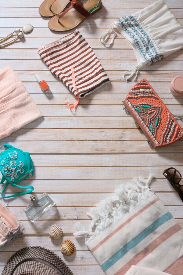 Vêtements de fille de mode d'été réglés la collection pour la plage courtisent dessus photographie stock libre de droits Vêtements de fille de mode d'été réglés la collection pour la plage courtisent dessus photographie stock libre de droits