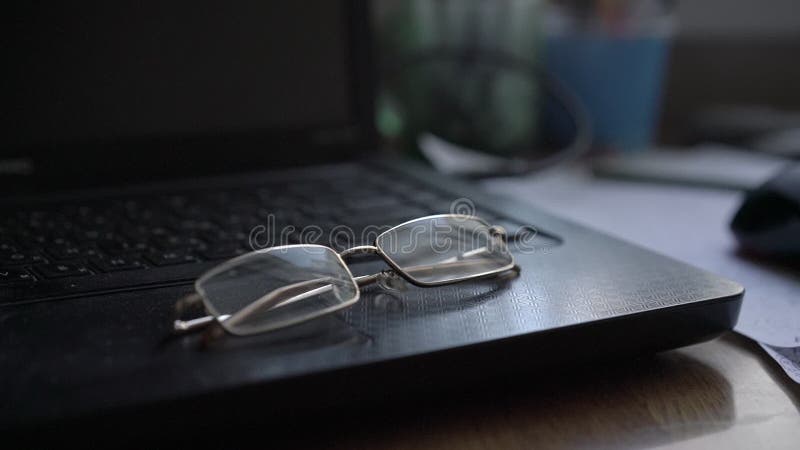 Vêtements de vision situés dans un ordinateur portable noir moderne vue rapprochée clips vidéos