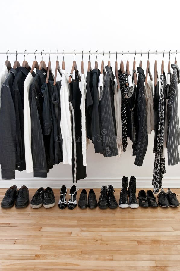 Vêtements et chaussures noirs et blancs photo stock Vêtements et chaussures noirs et blancs photo stock