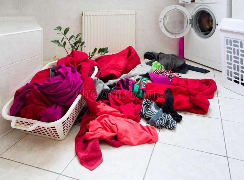 Vêtements sales prêts pour le lavage image libre de droits Vêtements sales prêts pour le lavage image libre de droits