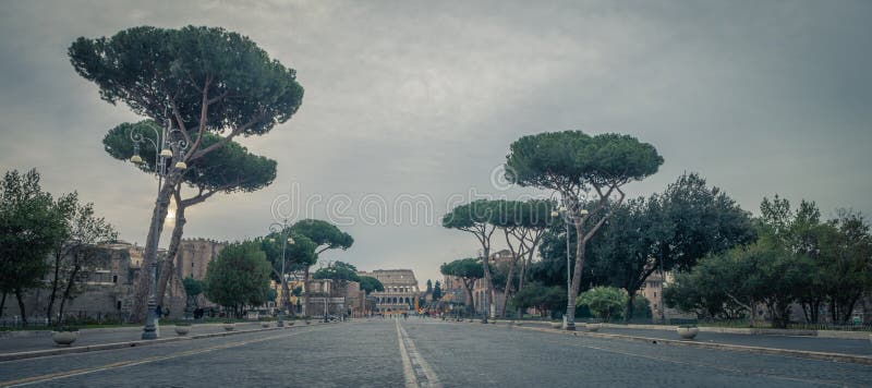 Vía el dei Fori Imperiali con el Colosseum, Roma, Italia fotos de archivo libres de regalías Vía el dei Fori Imperiali con el Colosseum, Roma, Italia fotos de archivo libres de regalías