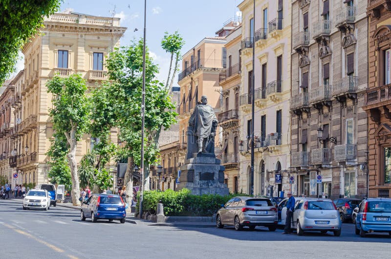 Vía Etnea con la estatua de Giuseppe Garibaldi imagenes de archivo Vía Etnea con la estatua de Giuseppe Garibaldi imagenes de archivo