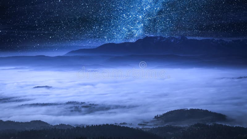 Vía láctea imponente y nubes que fluyen en las montañas de Tatra