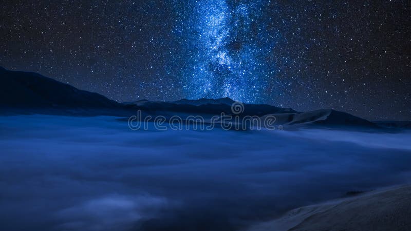 Manera lechosa y nubes fluidas en las montañas castelluccio de noche italia