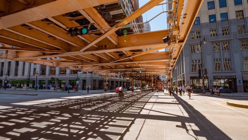 Vías del tren de Overground sobre las calles en Chicago - CHICAGO, los E.E.U.U. - 11 DE JUNIO DE 2019 fotografía de archivo Vías del tren de Overground sobre las calles en Chicago - CHICAGO, los E.E.U.U. - 11 DE JUNIO DE 2019 fotografía de archivo