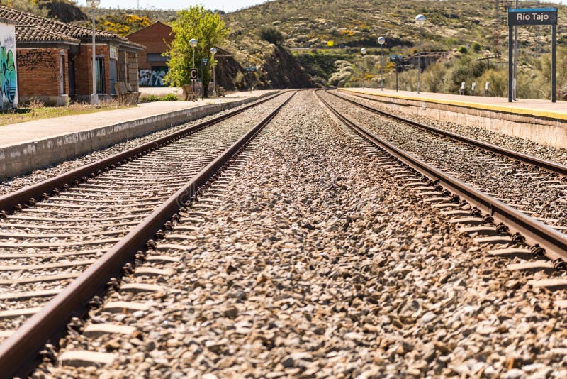 Vías ferroviarias oxidadas al lado de la estación de tren abandonada de Rio Tajo, cerca de Garrovillas de Alconetar imagen de archivo Vías ferroviarias oxidadas al lado de la estación de tren abandonada de Rio Tajo, cerca de Garrovillas de Alconetar imagen de archivo