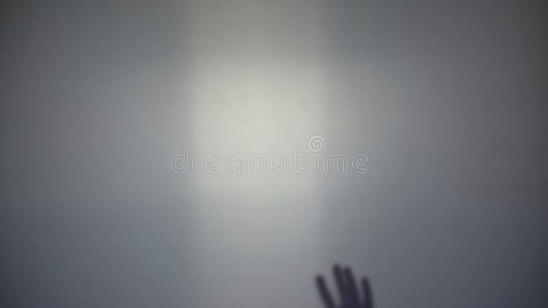 Víctima del asesino que pide la ayuda, mano en la pared transparente, crimen de la persona fotografía de archivo Víctima del asesino que pide la ayuda, mano en la pared transparente, crimen de la persona fotografía de archivo