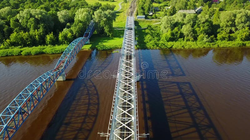 Vídeo aéreo da opinião superior 4K UHD do zangão de Letónia da ponte da estrada de ferro do rio de Gauja