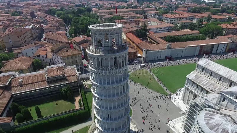 Vídeo aéreo da torre inclinada no verão de Pisa Itália