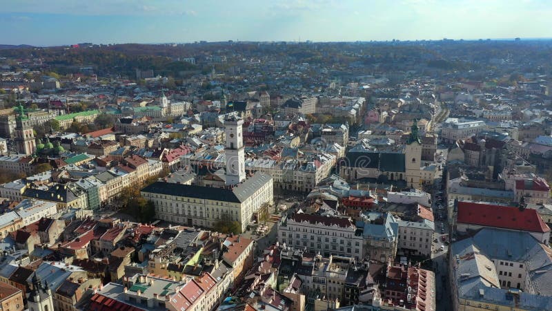 Vídeo aéreo de drones do centro da Cidade Velha de Lviv - telhados e ruas, prefeitura de Ratusha