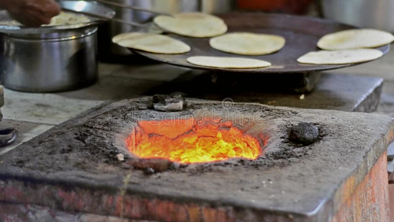 Vídeo com fatura do chapatti, um alimento indiano tradicional