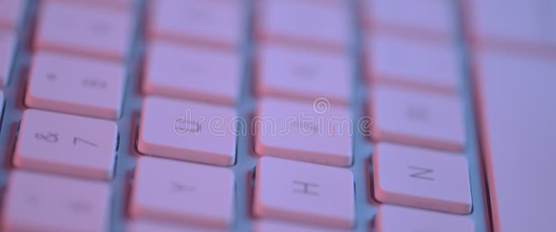 Vídeo de um teclado mac prateado em fundo branco