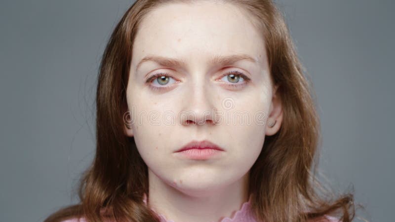 Vídeo de uma mulher séria no retrato cor-de-rosa da turtleneck