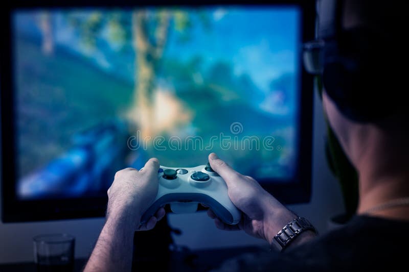 Vídeo del juego del juego del juego en la TV o el monitor Concepto del videojugador imagen de archivo libre de regalías Vídeo del juego del juego del juego en la TV o el monitor Concepto del videojugador imagen de archivo libre de regalías