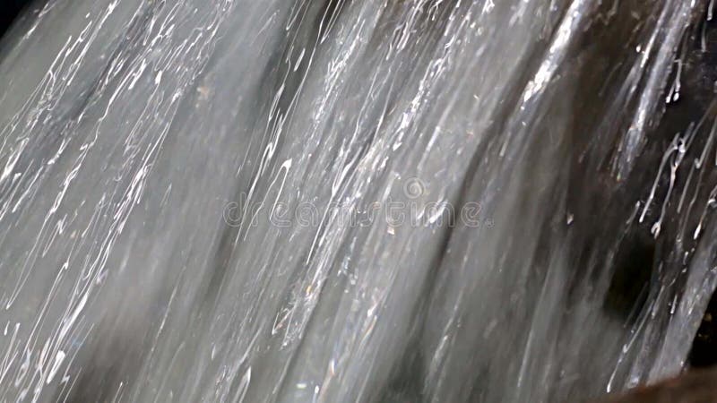 Vídeo próximo da água de conexão em cascata