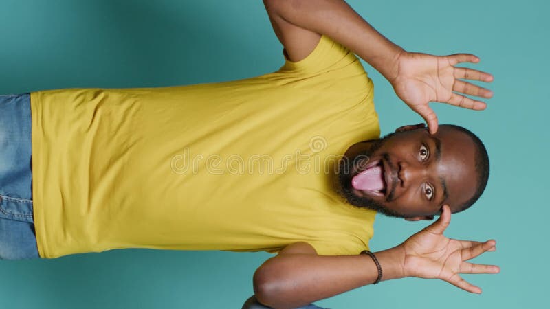 Vídeo vertical : hombre y mujer sacando la lengua y engañando delante de la cámara