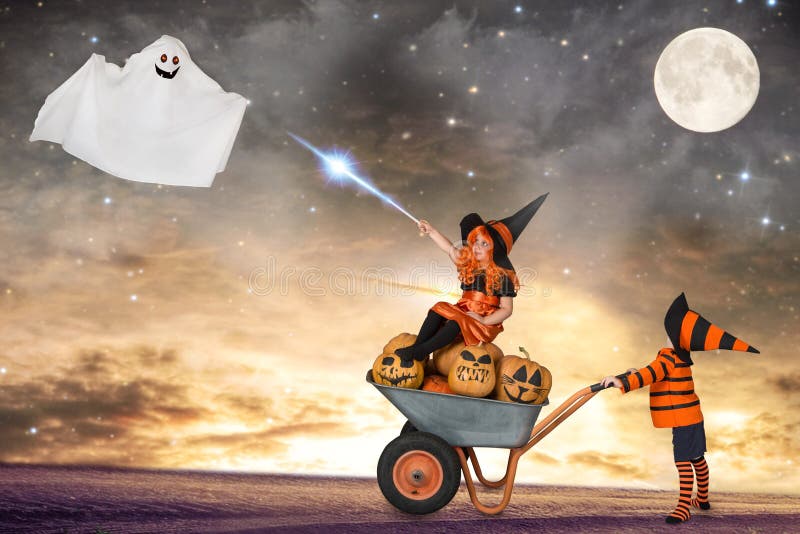 Víspera de Todos los Santos Los niños en los trajes para Halloween caminan en el bosque en la noche y conjuran imagen de archivo libre de regalías Víspera de Todos los Santos Los niños en los trajes para Halloween caminan en el bosque en la noche y conjuran imagen de archivo libre de regalías