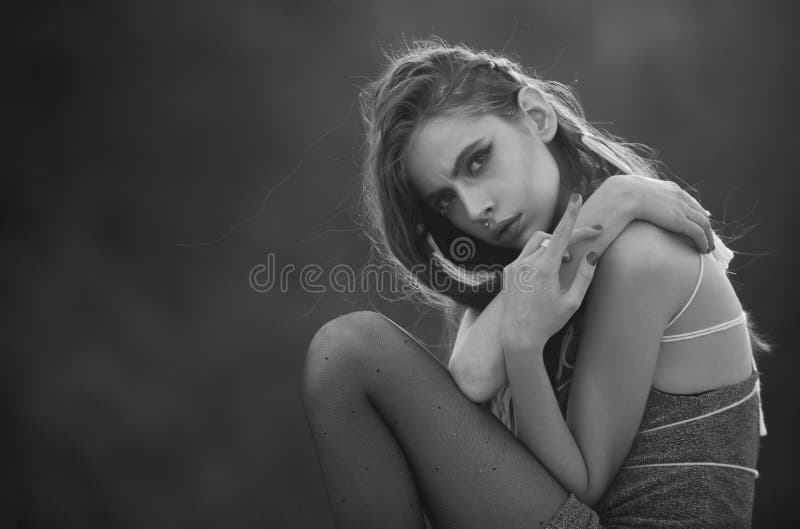 Vítima da forma retrato bonito da menina da mulher indiana tribal com composição étnica imagens de stock Vítima da forma retrato bonito da menina da mulher indiana tribal com composição étnica imagens de stock