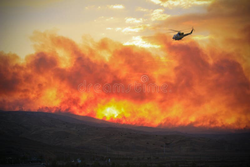 Vôo do helicóptero sobre o incêndio