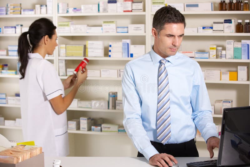 W aptece pielęgniarki i farmaceuty UK działanie zdjęcie stock W aptece pielęgniarki i farmaceuty UK działanie zdjęcie stock