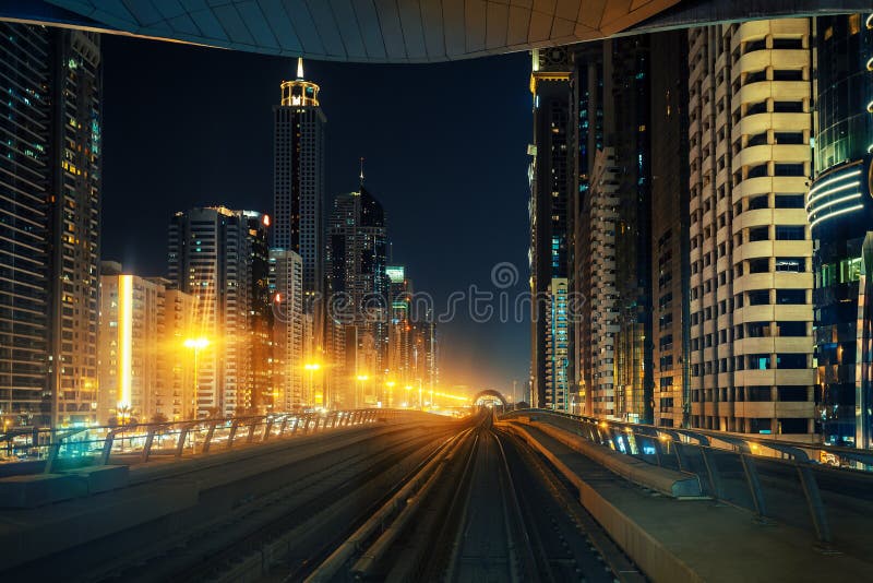 W centrum Dubaj linia horyzontu nocą widzieć od metro pociągu zdjęcia stock W centrum Dubaj linia horyzontu nocą widzieć od metro pociągu zdjęcia stock